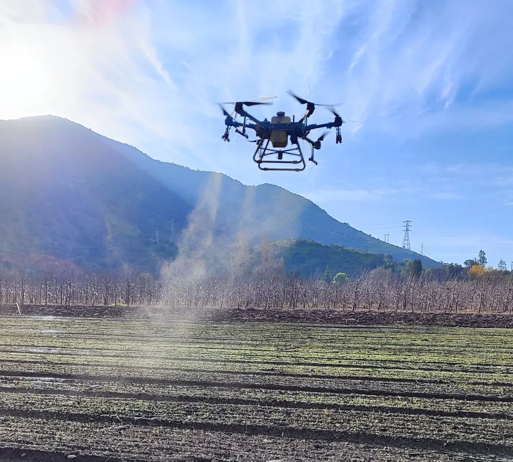 Dron fumigando herbicida de pre siembra