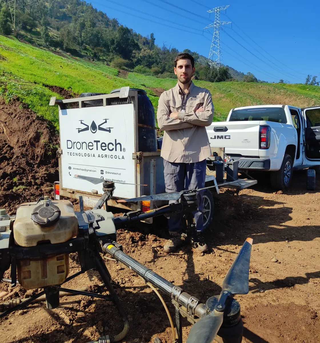 Piloto e ingeniero agrónomo de DroneTech junto al dron DJI Agras y vehículo de la empresa